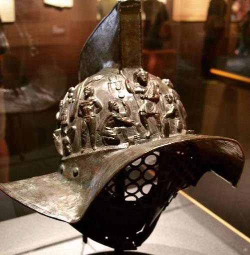 ancientorigins:2,000-year-old Roman gladiator helmet that survived the eruption of Mount Vesuvius in
