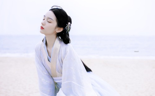 simply-zhouye:Gorgeous edits of Zhou Ye 周也 looking beautiful in her Hanfu ~ Happy Mid-Autumn Festiva