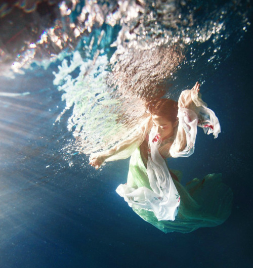 Traditional Chinese clothes, hanfu. Underwater photography by 但使相思.