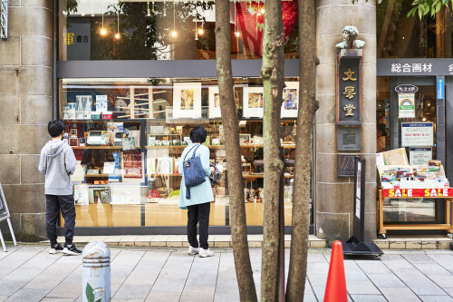 「お茶の水～神保町 55mm F2.8」三ノ輪橋は意外と混んでいたので昨日は少し趣向を変えてお茶の水～神保町このエリアなら、休日の人出は少ないはず予想通り古本屋の立ち並ぶエリアの人はまばらで初夏の明る