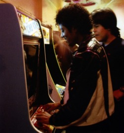 marina-margarina:  Michael Jackson playing some 80s arcade