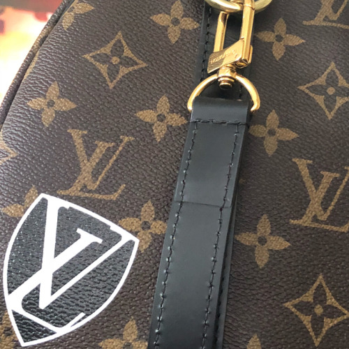 Louis Vuitton por encomenda,chama tour pelo mundo , vc coloca as imagem das cidades que vc já