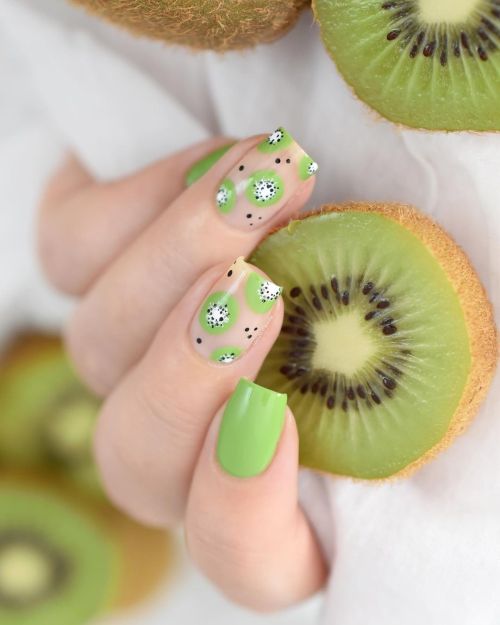  Sweet Kiwi• Ça faisait un moment que j’avais envie de tenter une manucure kiwi (un de mes fruit p