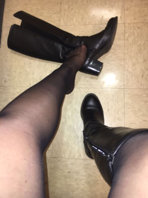 gknfjlvr: And for you foot lovers…