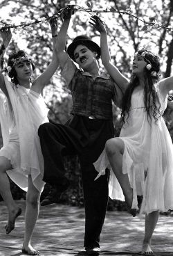 glamoramamama75:  24hoursinthelifeofawoman:  Charlie Chaplin and the Nymphs in ‘Sunnyside’, ca. 1919.   ❤️ 