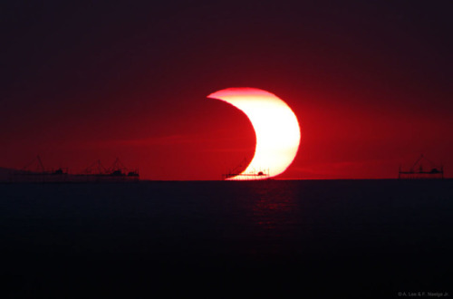 A Partial Eclipse Over Manila Bay : What&rsquo;s happened to the setting Sun? An eclipse! In ear