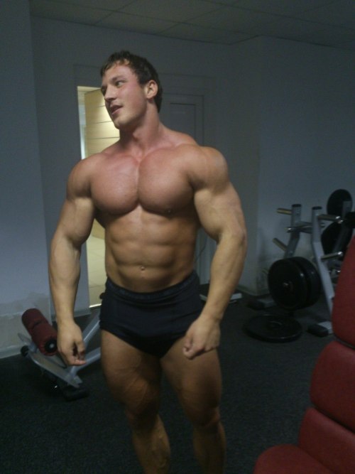 jjsmithmg:  MUSCULAR AND HANDSOME