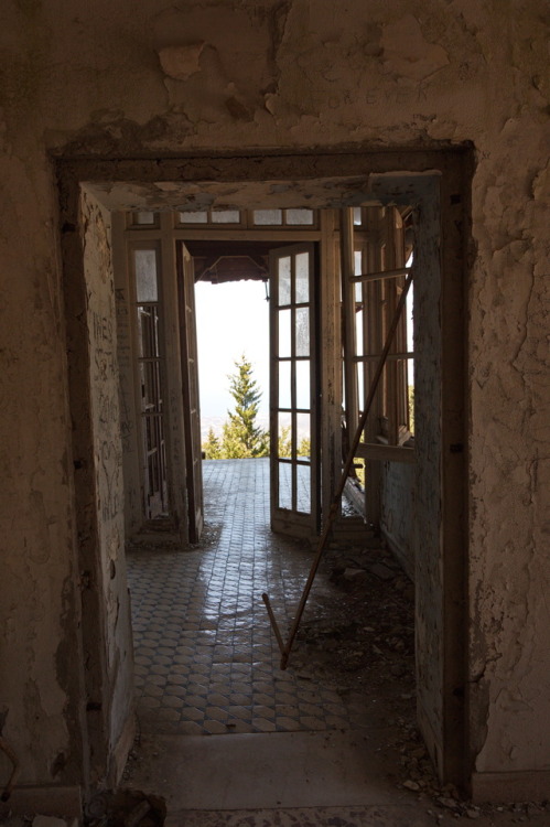 Ageing beauty. Alternde Schönheit.Pictures of the decaying villa built by the Italian Governor of Rh