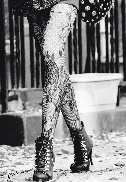 light-me-up-momsen:  Taylor Momsen + legs/shoes.