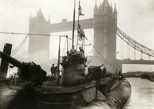 First German U-boat near the Towerbridge. London, 1918. Surrendering.
