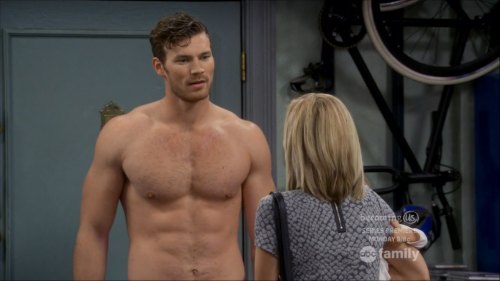 superherofan:  Check out more pics at my Derek Theler gallery.