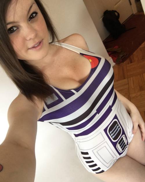 itsboobafett: Small break from the Power Girl photos, here’s a R2 selfie instead hope everyone is ha