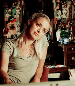 Big eyes, crazy eyebrow game, snarky attitude&hellip; Love me some Tamsin!