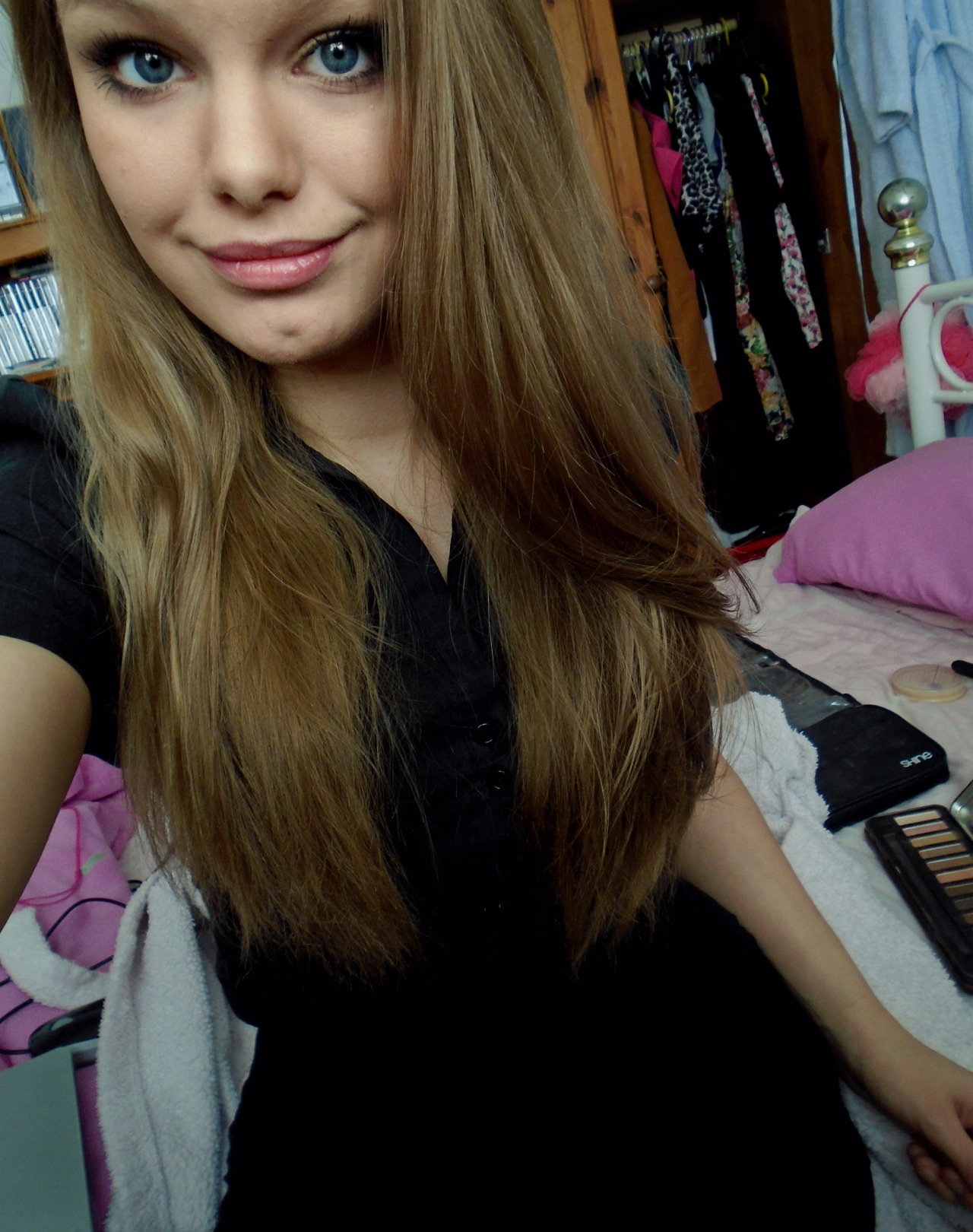 primrosebaby:Better photo of the brunette.