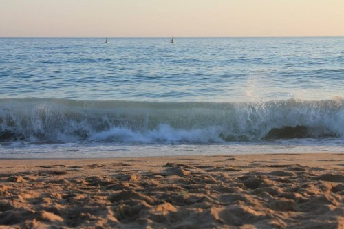csidesuicide:  I don’t get waves of missing you anymore I’m drowning drowning drowning