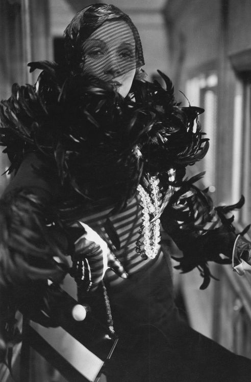 Marlene Dietrich in: Shanghai Express (1932).
