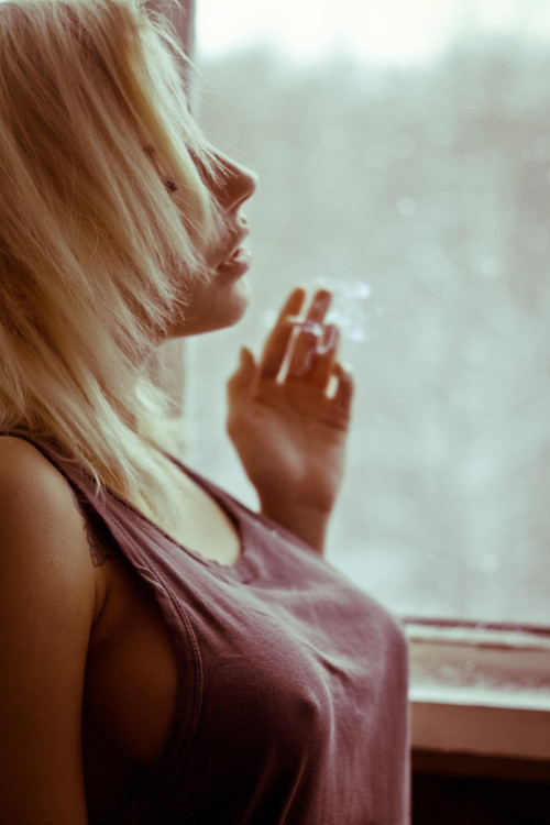 vipswsalta:hot blonde smoking a cigarette!Photos of US - SMOKING BLOWJOB - SMOKING SEX - SMOKING ALO