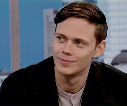 viknader:  Bill Skarsgård promoting Allegiant on the You and Me show in Chicago
