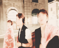 eteru:  23 / INFINITE making story in LA → myungsoo and woohyun share a blanket ლ(❛◡❛✿)ლ