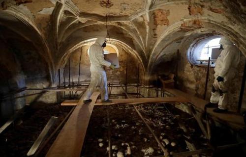 speciesbarocus:Restoration work @ Sedlec Ossuary.Restoration experts have to dismantle four pyramids