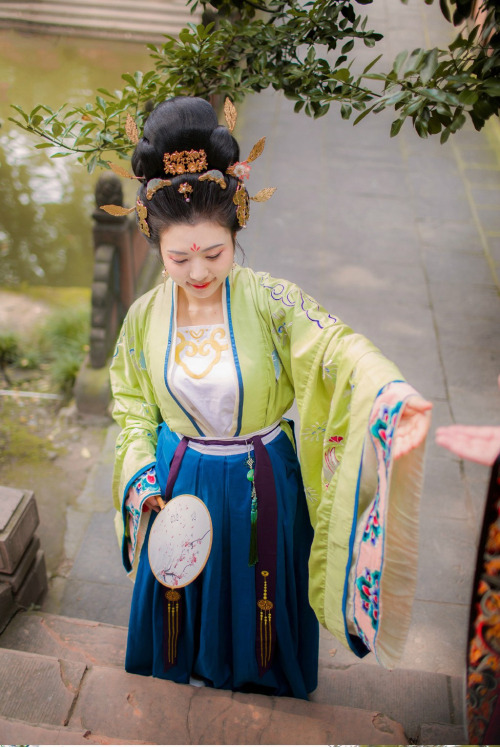 Tang dynasty style wedding hanfu by 烟雨江南传统摄影