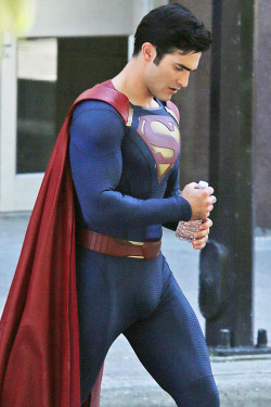 zacefronsbf:  Tyler Hoechlin on the set of Supergirl (July 29th)
