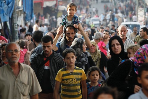 fotojournalismus:  Thousands flee Gaza’s Shujaiyah after night of terror | July 20, 2014 They walked in their thousands, barefoot and in their pyjamas, streaming out of the eastern Gaza district of Shujaiyah after a night of non-stop Israeli bombing.