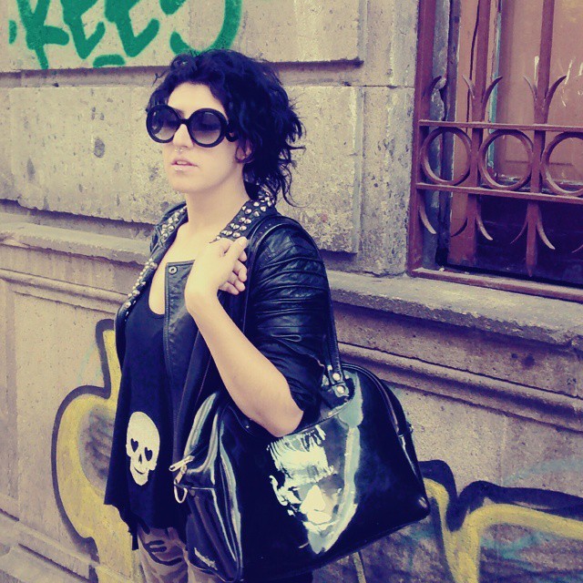 Una hermosa modelo @jimena_vamp #model #eyewear #bag  #beautifulgirl  #streetart