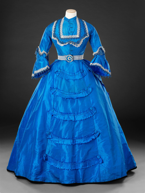 ministryofpeculiaroccurrences: fashionsfromhistory: Dress with Day &amp; Evening Bodices c.1869-