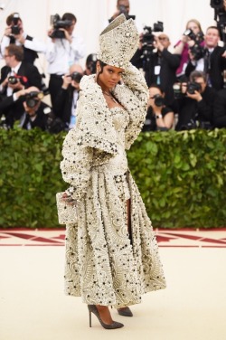mexisco:Not everyone has arrived yet but here are my favourite looks of the MET Gala thus far (theme: Heavenly Bodies, Fashion and the Catholic Imagination).