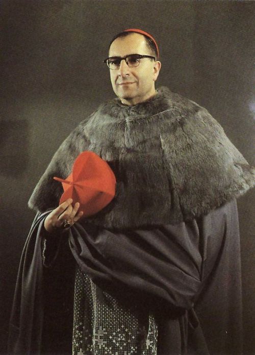 Cardinal Juan Landázuri Ricketts, in abito da Cardinale Francescano.Cardinale presbitero di Santa Ma