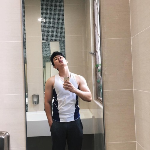 fuckyeahsgbois: Mandatory gym toilet pics