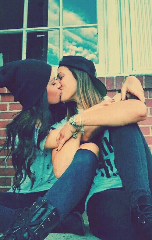 idrathergoforgirls:  👭 