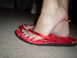 hawk5902:  prettywoman-clotilde:  Foot fetish relationship and foot slave website  Nice feet in worn flip flops