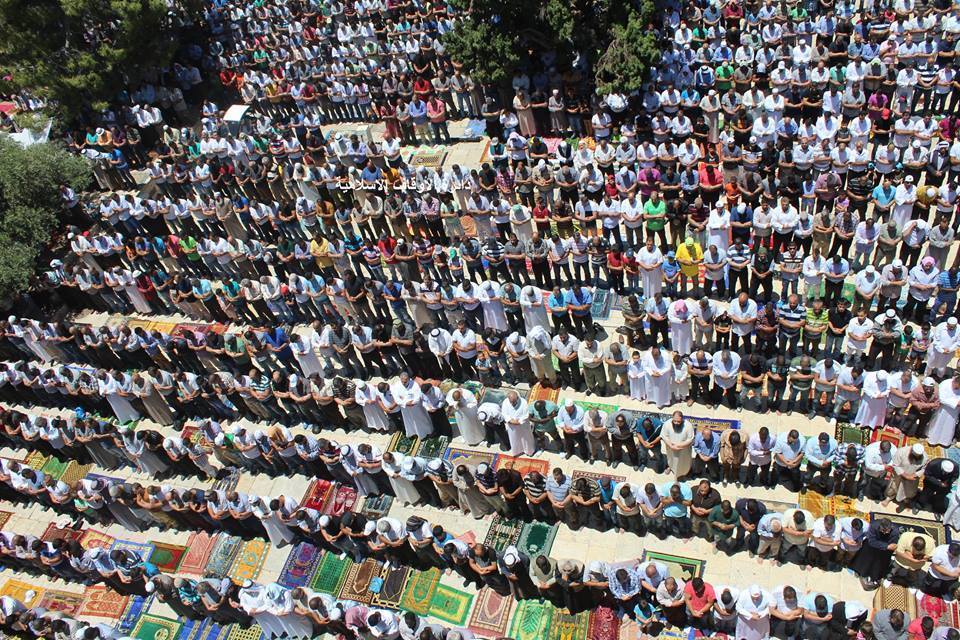 pxlestine:  200,000 Prayers in Al-aqsa today attended the first Friday prayer in