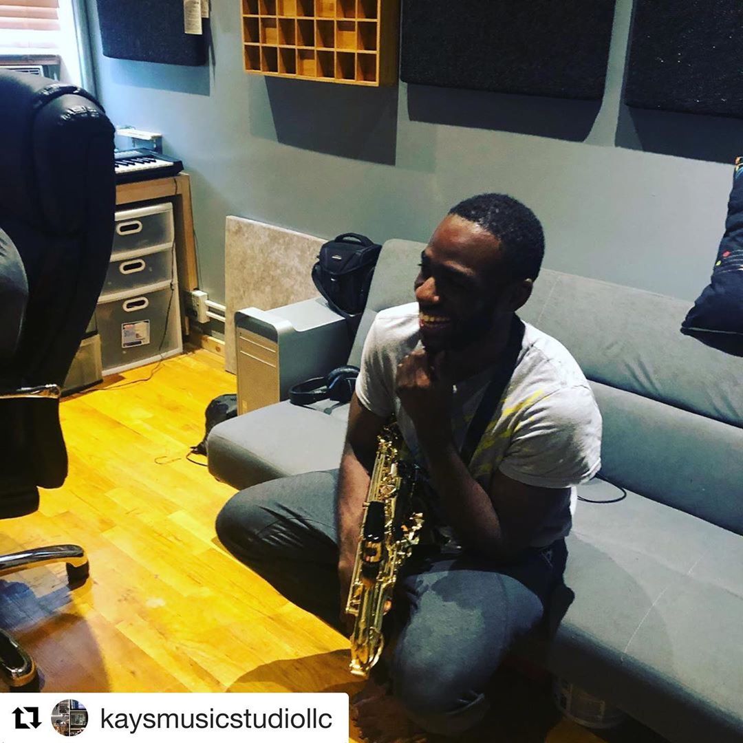 #vibes @kaysmusicstudiollc
Havent touch this sax in a while, I hope you all continue to make good of these times #happy #smilemore (at Kay’s Music Studio LLC)
https://www.instagram.com/p/CDEWLosFqtE/?igshid=zibg4s4hnxhj