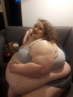 brendakthedonutgirl:bellylvr:chipotleskittles:Just look what her feeder has done
