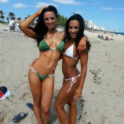 tonenfit:  Hot Beach Babes With Abs! 