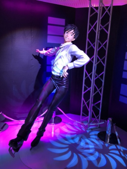 accioharo:Life size Yuuri statue shots (with Victor admiring him) from sou_onice and aoyag!! 