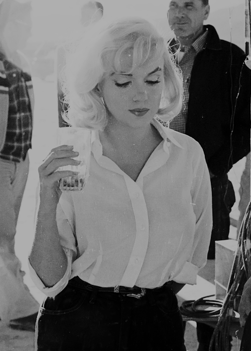 normajeaned: Marilyn Monroe photographed on the set of The Misfits (1961).