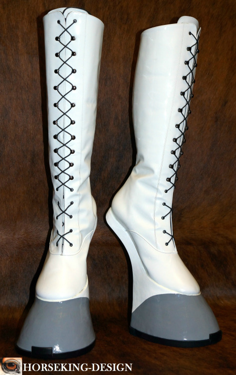 dollmakergeneral: horseking-design: Knee high pony boots for a Rapidash character. With TrottersGrip