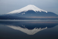 northmagneticpole:  Mt Fuji from the lake Yamanaka, Yamanashi prefecture-danielodowd (Tumblr) 