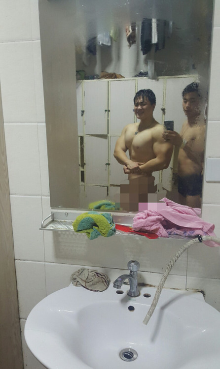 Hot 19 year-old aspiring bodybuilder not afraid to shower and pose nude with his buddy at the gym!