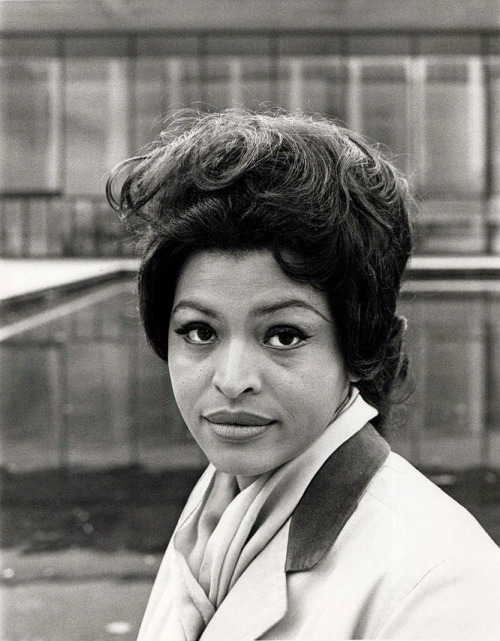 milkandheavysugar: American stage performer Gloria Foster, photographed in New York City in 1966. &l