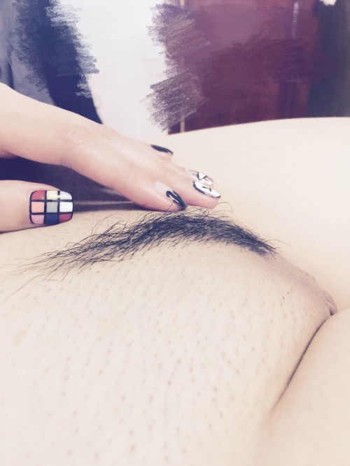 nanrenfengcai: 骚老婆剃完自己玩，想别人的大鸡吧呢