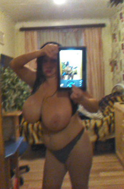 iluvbigboobsuk:  Ignoring the fact that it’s not the best picture, and it’s taken on a tablet (!!!)…She looks awesome!!!