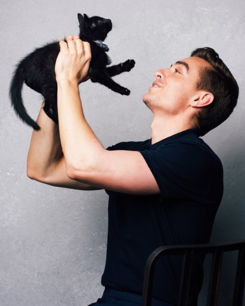 davefrancoequalslife:Dave Franco Gets Interviewed While Playing With Kittens And It’s Cute AF [x]
