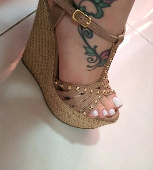 unbelievablefeet: Source: @FeetLoira - unbelievablefeet.com