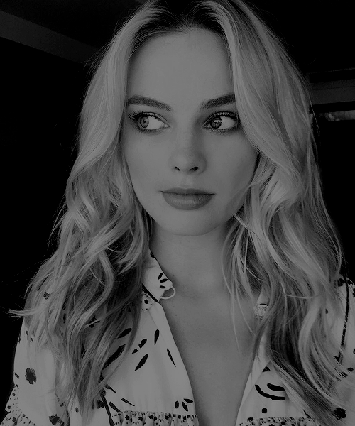 poisonyvi:  margot robbie in tokyo, 2016 august