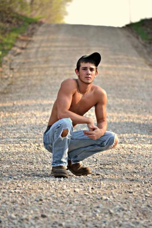 he may be a skinny fuck, but these are the only kind of senior photos I wanna see.